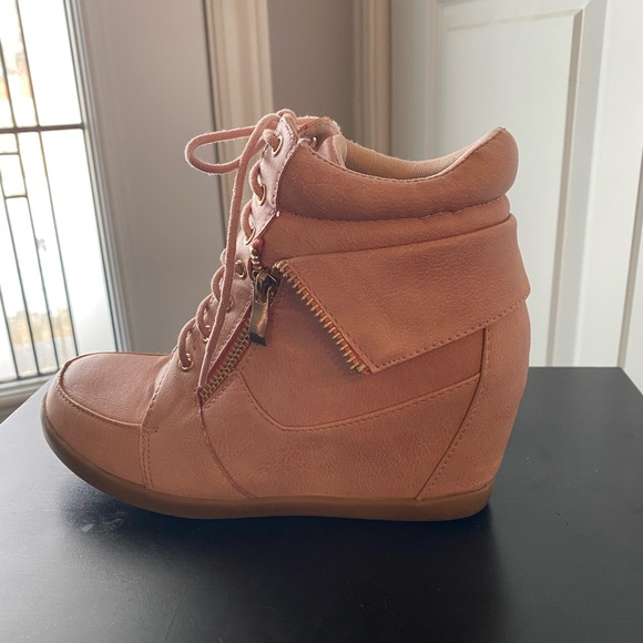 Top Moda - size 5 1/2 - hidden heel lace up sneaker - synthetic upper - Picture 7 of 16